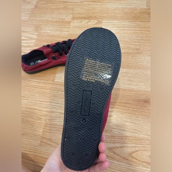 red and black sneakers - Picture 3 of 7